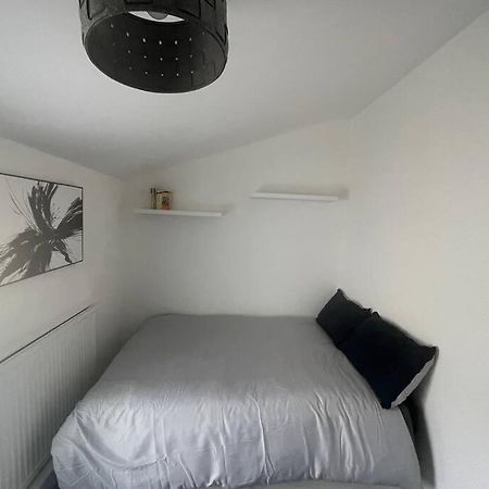 3 Bedroom House In Дартфорд Экстерьер фото